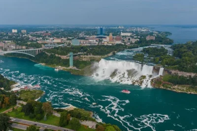 La Torre Skylon en la Cataratas del Niagara